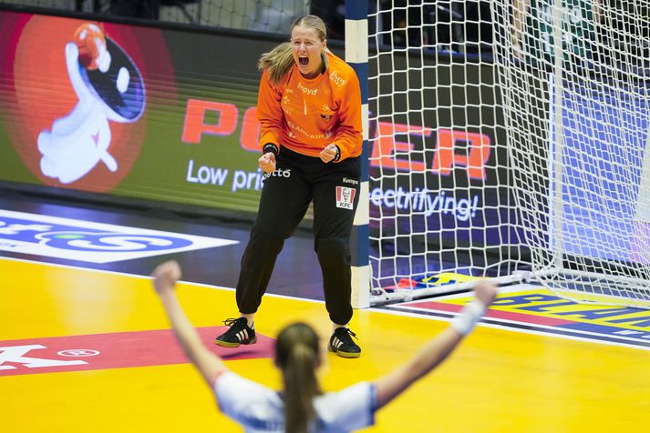Elín Jóna Þorsteinsdóttir fagnar einu af sex vörðum vítaskotum sínum á mótinu.