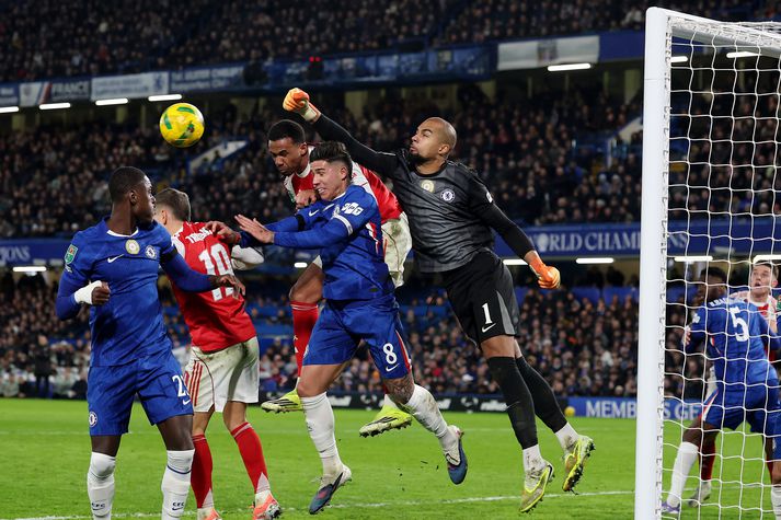 Robert Sanchez reynir að kýla boltann frá í leik Chelsea og Arsenal á Stamford Bridge í gærkvöldi.
