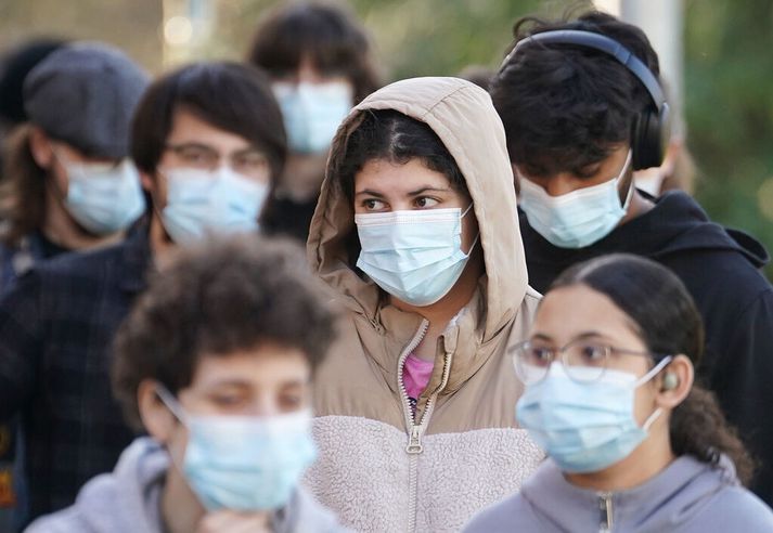 Háskólanemar bíða í röð eftir að fá bólusetningu við heilahimnubólgu.