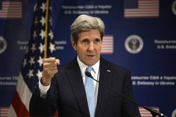Kerry á blaðamannafundi í sendiráði Bandaríkjanna í Kænugarði í dag.