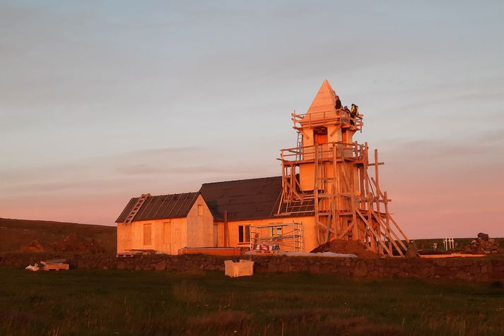 Turni nýju kirkjunnar í Grímsey var komið fyrir á dögunum.