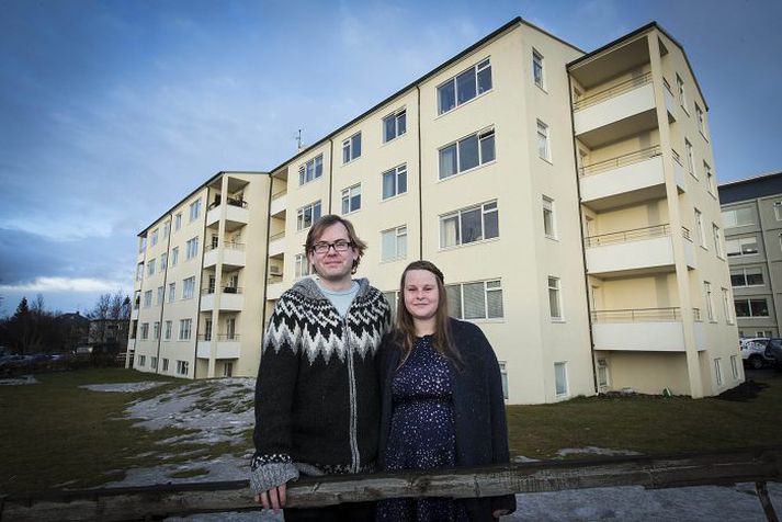 Sveinn og Björk Þau Björk og Sveinn færðu sig á síðasta ári úr tveggja herbergja íbúð í Vesturbænum í fjögurra herbergja íbúð í Hlíðunum.