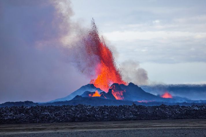 Verði fólk vart við mikla mengun er það beðið að halda sig innandyra og forðast óþarfa útiveru.