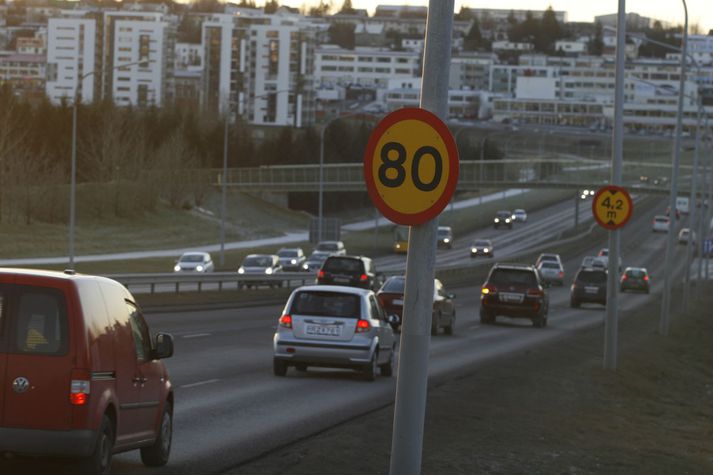 Á einni klukkustund, eftir hádegi, fór 31 ökutæki þessa akstursleið og því ók meira en þriðjungur ökumanna, eða 39%, of hratt.