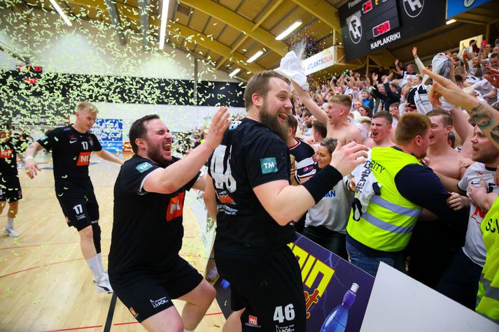 Stuðningsfólk ÍBV mætti klárt í sigur.