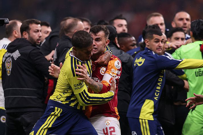 Archie Brown í Fenerbahce tekst á við Abdulkerim Bardakci úr Galatasaray í gær. Upp úr sauð eftir leik liðanna.