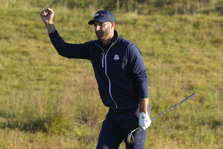 Dustin Johnson og Collin Morikawa höfðu betur en Rory McIlroy og Ian Poulter.