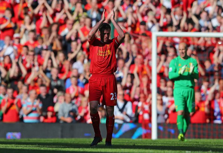Carragher fékk heiðursskiptingu í síðari hálfleik og var ákaft fagnað á Anfield.