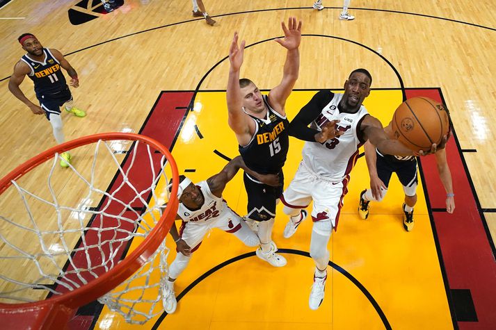 Bam Adebayo, leikmaður Miami Heat sækir að körfunni en Nikola Jokic, leikmaður Denver Nuggets, reynir að koma í veg fyrir að Adebayo skori.