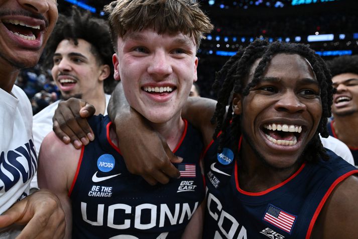 Braylon Mullins í faðmi samherja sinna eftir ótrúlega sigurkörfu hans gegn Duke.