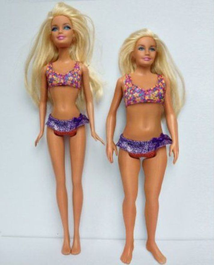 Dúkkan til vinstri sýnir Barbie-dúkku eins og þekkist í verslunum. Ef Barbie yrði hönnuð eftir venjulegum málum myndi hún líkjast dúkkunni hægra megin.
