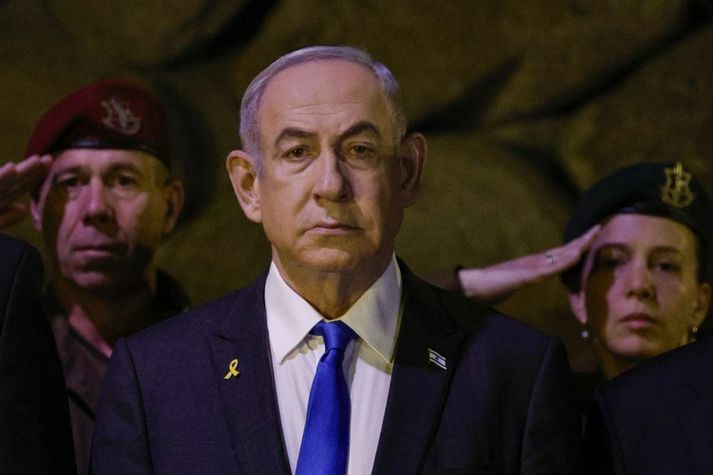Gagnrýnendur Netanyahu segja hann í raun vilja halda aðgerðum áfram sem lengst, til að fresta því að þurfa að svara fyrir öryggisbrestinn sem átti sér stað 7. október.