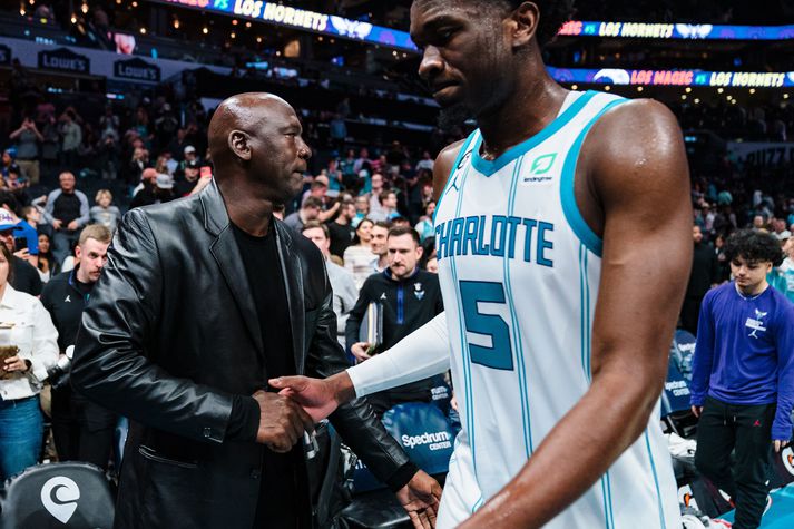 Michael Jordan er að selja hlut sinn í Charlotte Hornets.