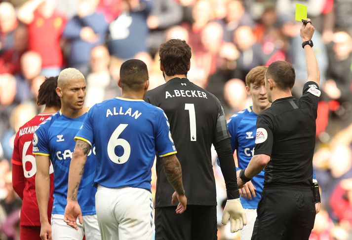 Stuart Attwell spjaldar Anthony Gordon fyrir leikaraskap í grannaslag Liverpool og Everton.