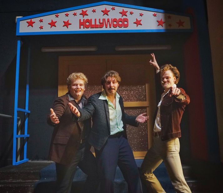 Hollywood var einn þekkasti skemmtistaður í sögu íslensks skemmtanalífs. Inngangurinn var endurgerður fyrir tökur á þættinum. Hér eru Ingi Þórhallsson, Steindi og Nikulás Daði í hlutverkum sínum.