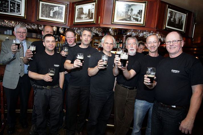 Eina skráða áhugamannafélagið um Guinness hittist á hverjum föstudegi á Kringlukránni. Félagsmenn klæðast Guinness-fatnaði hvern föstudag. fréttablaðið/daníel
