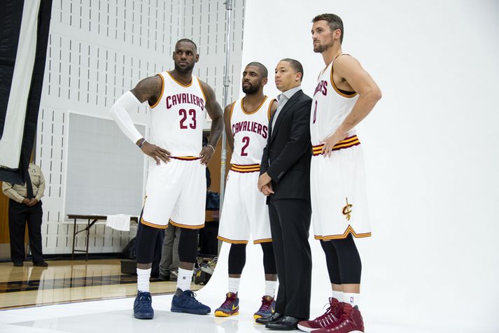 Tyronn Lue með þeim LeBron James, Kyrie Irving og Kevin Love.
