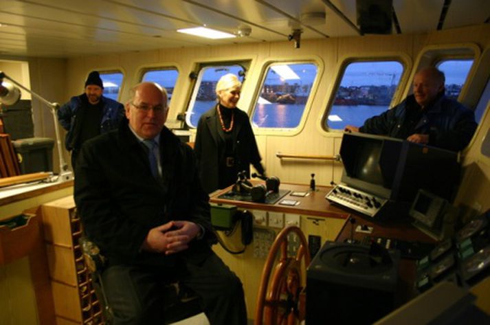 Kristján L. Möller samgönguráðherra í skipstjórastólnum. Með honum eru Ragnhildur Hjaltadóttir ráðuneytisstjóri, Eíríkur Örn Víglundsson (til hægri) og Guðmundur Víglundsson frá Vélsmiðju Orms og Víglundar.