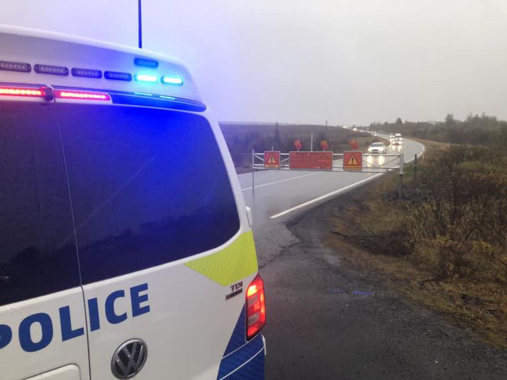 Sjúkrabíll, björgunarsveit og lögregla fóru á vettvang til þess að huga að farþegum bifreiðarinnar sem valt.