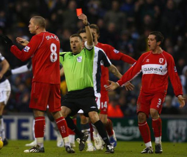 Leikmenn Middlesbrough að hópast að dómaranum Mark Halsey.