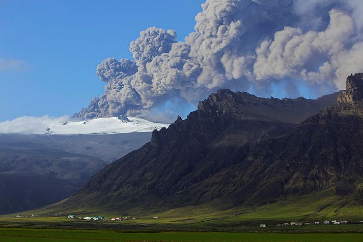 Frá eldgosinu í Eyjafjallajökli árið 2010. Raufarfellsbæirnir undir samnefndu felli sjást nær.