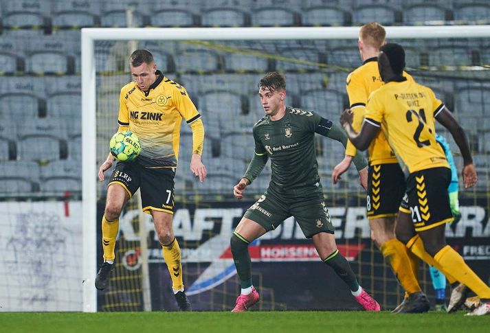 Kjartan Henry Finnbogason með boltann í leik með Horsens gegn Bröndby.