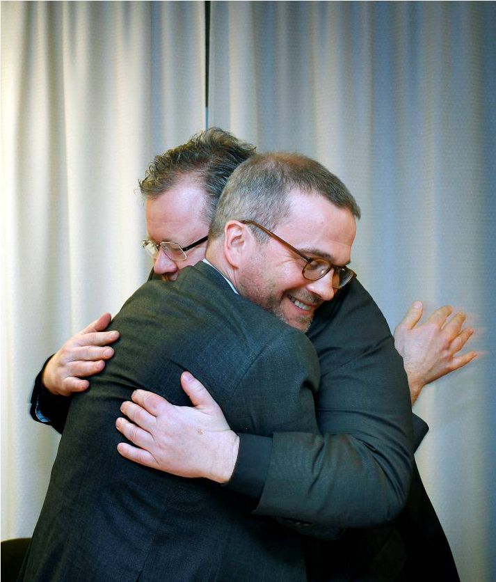 Össur Skarphéðinsson utanríkisráðherra og Tim Ward fallast í faðma. 