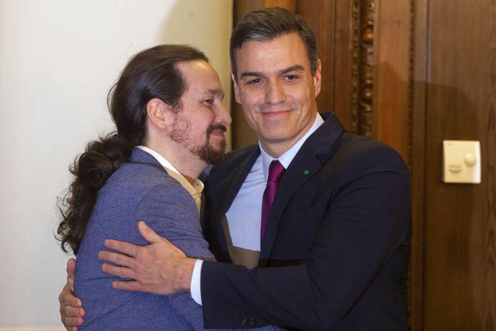 Sánchez (t.h.) og Iglesias (t.v.) reyndu að mynda saman ríkisstjórn eftir þingkosningar í apríl í fyrra en þær viðræður leystust upp í skugga svikabrigsla. Þeir báru klæði á vopnin eftir að kosið var aftur í nóvember.