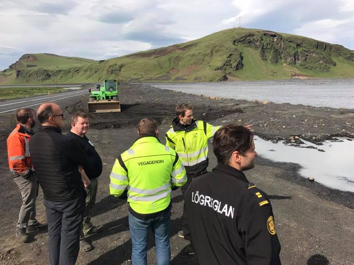 Lögregla og Vegagerð vakta enn svæðið í kringum Múlakvísl á Mýrdalssandi þar sem jökulhlaup náði hámarki sínu um klukkan tíu í morgun.