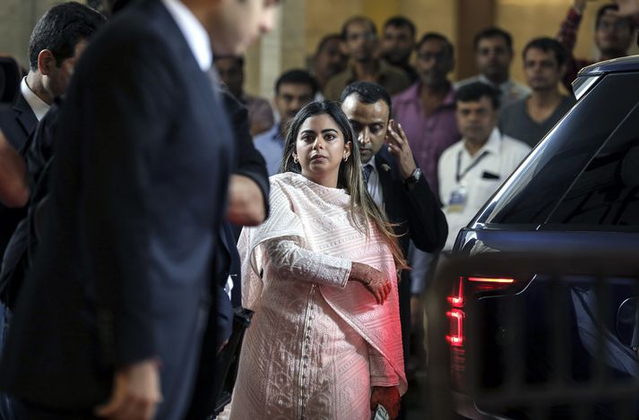 Isha Ambani er stjarna í Indlandi og hefur almenningur fylgst náið með undirbúningi brúðkaups hennar og Anand Piramal.