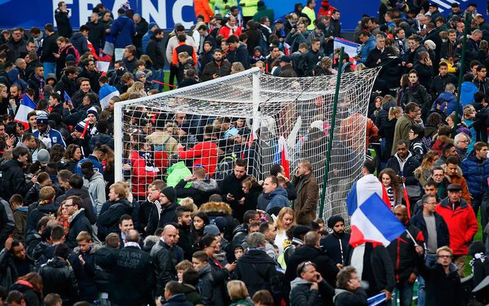 Svona var ástandiðá Stade de France í nóvember. Skelkaðir áhorfendur hlupu inn á völlinn og voru þar lengi.