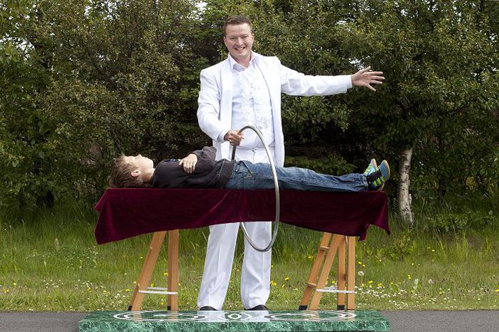 Einar töframaður sýnir leikni sína á sviði töfrabragða með því að láta dreng svífa í loftinu en fyrst dáleiðir hann drenginn.