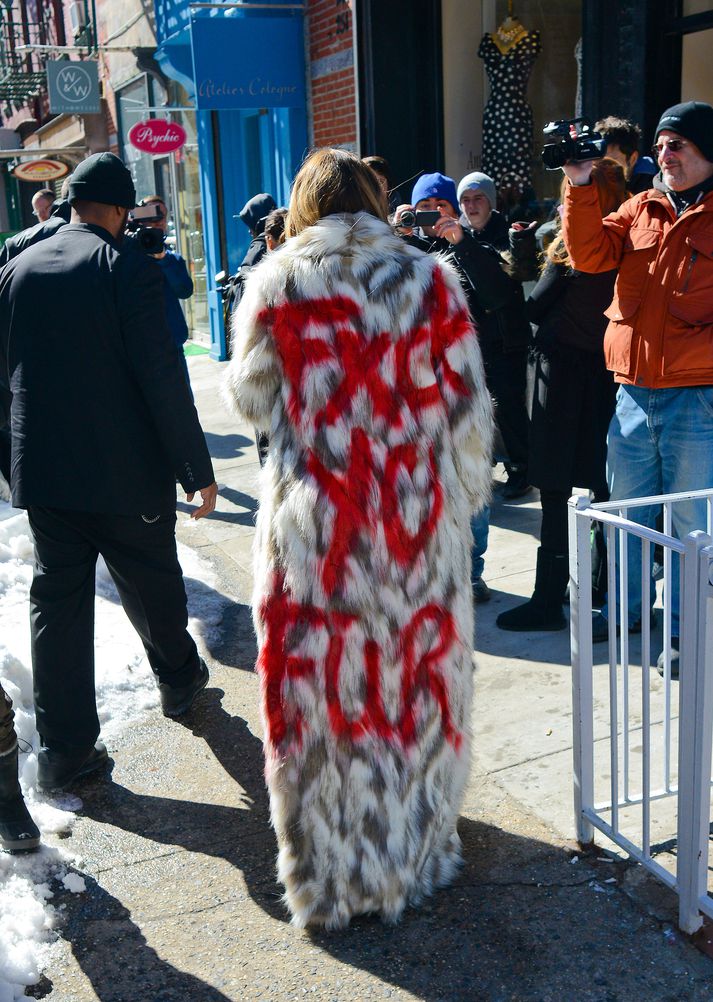 Skilaboðin "Fuxk yo fur“ voru málið aftaná gervipels Khloe Kardashian.