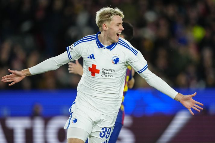 Viktor Bjarki Daðason fagnar hér sögulegu marki sínu í kvöld.