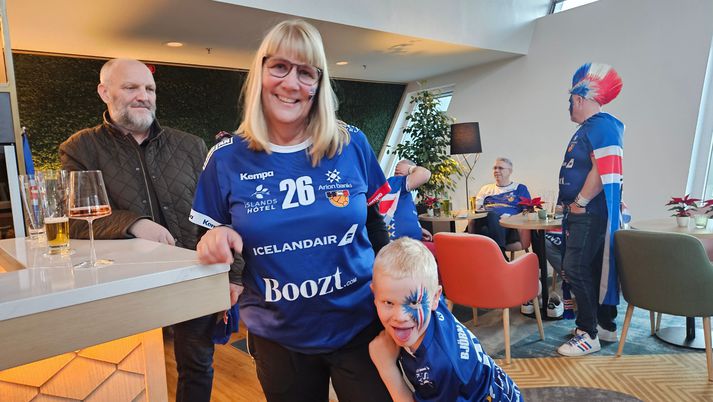 Helga Ingvadóttir, móðir landsliðsfyrirliðans Sunnu Jónsdóttur, ásamt syni Sunnu sem er klár í slaginn. Vinstra megin er Jón Ragnar, faðir Sunnu.