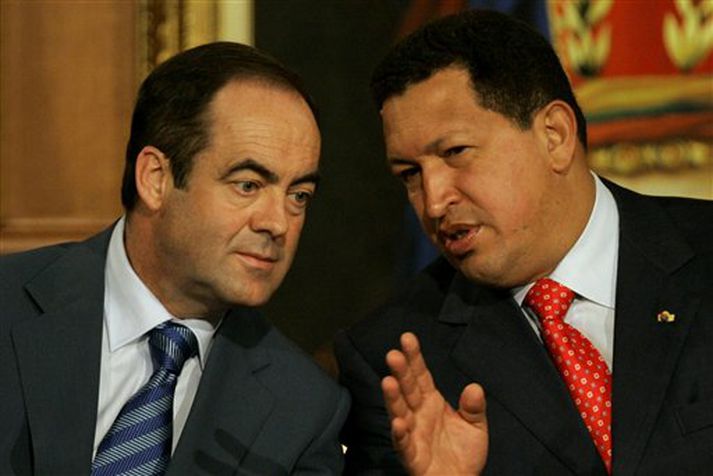 Jose Bono, til vinstri, hlustar á Hugo Chavez á athöfn þar sem samningurinn var undirritaður.