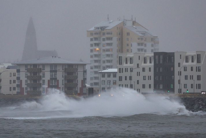 Varað er við hvassviðri og rigningu á Suðvesturhorninu og Miðhálendinu á morgun. 