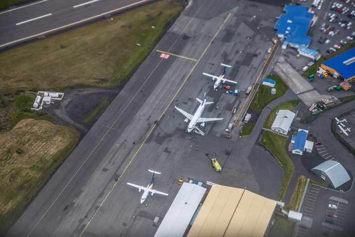 Flugvélin varð fyrir miklu tjóni þegar hún flaug inn í gæsager á Reykjavíkurflugvelli í dag. Myndin er af Reykjavíkurflugvelli.