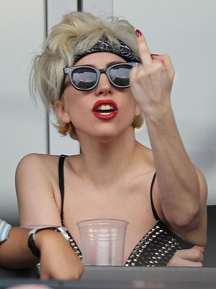Gaga gaf ljósmyndurum fingurinn og klæddi sig úr öllu nema skrautlegu bíkíní.