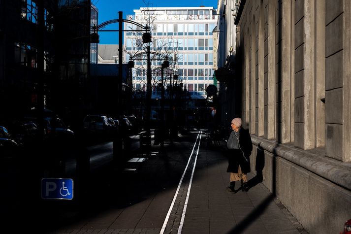 Austurstræti í morgunsól.