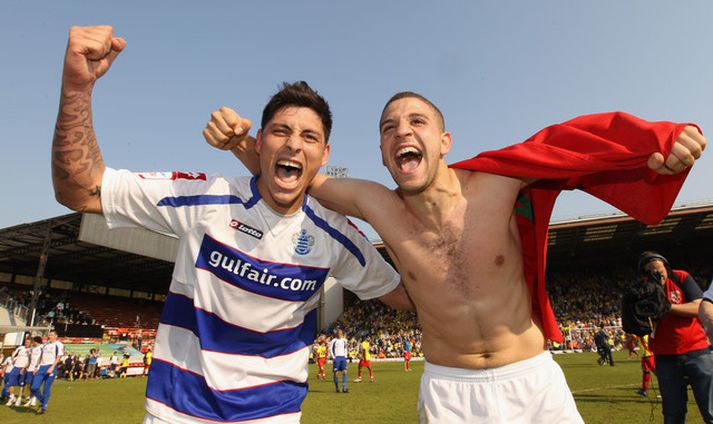 Alejandro Faurlin, til vinstri, fagnar úrvalsdeildarsætinu ásamt Adel Taarabt.
