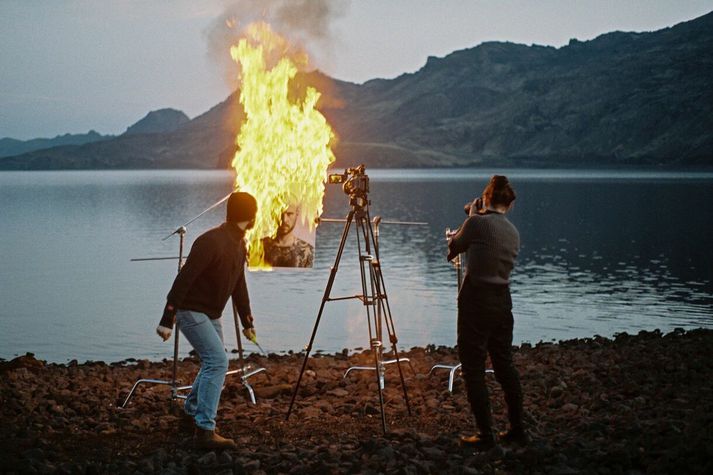 Emmsjé Gauti sendir frá sér plötuna Fullkominn dagur til að kveikja sér á föstudaginn.