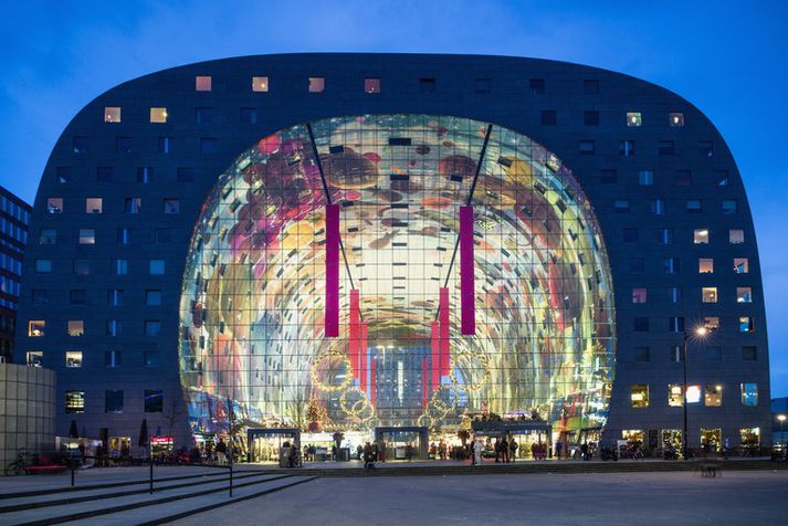 The Market Hall er þekkt kennileiti í Rotterdam. Íbúðir og skrifstofur eru í boga en mathöll undir boganum á eins konar torgi.