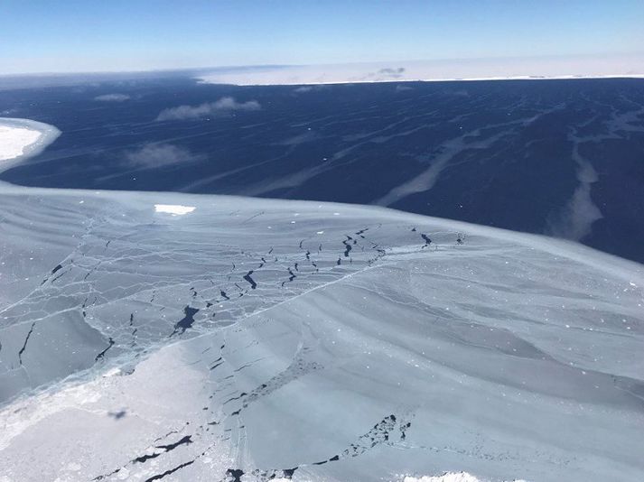 Hlýnandi loft og sjór veldur bráðnun íss á Suðurskautslandinu. Vísbendingar eru um að aukin úrkoma í hlýnandi heimi gæti unnið upp á móti hluta hækkunar sjávarsborðs vegna bráðnunarinnar.