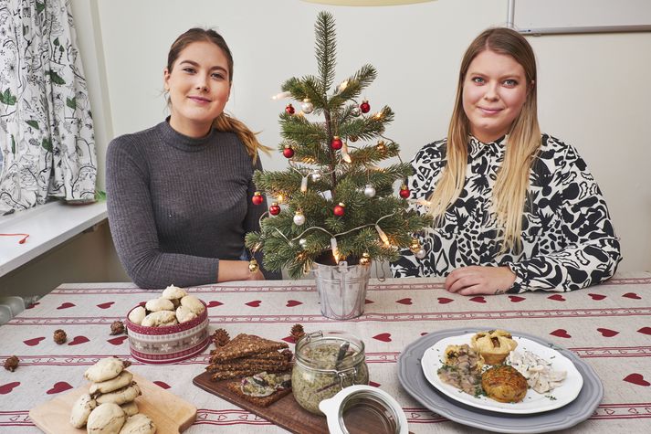 Þær systur segja ekki erfitt að vera vegan á jólunum og að þær borði alveg jafn mikið af góðum mat og aðrir. Jólabaksturinn er þar engin undantekning.