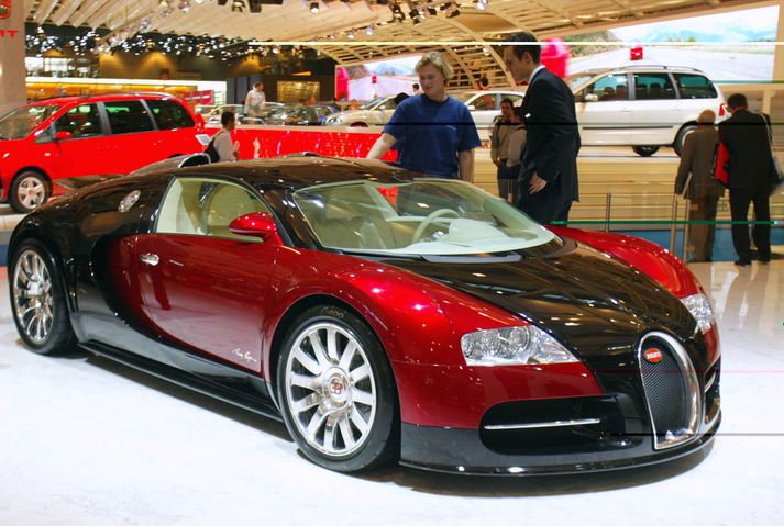 Bugatti bíllinn kostar rúmar 220 milljónir.
