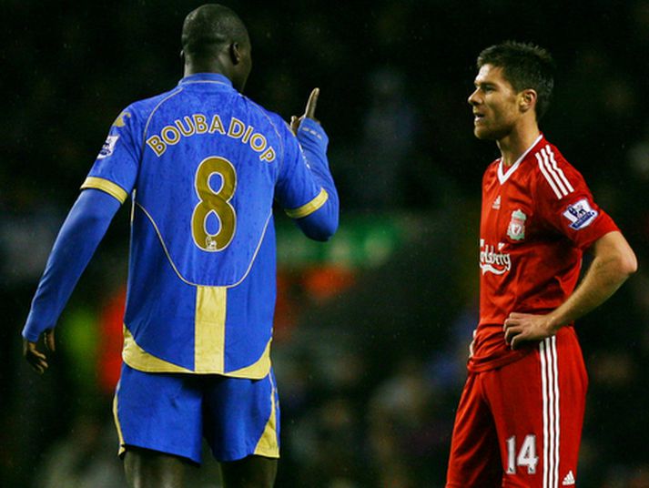 Xabi Alonson fær hér að heyra það frá leikmanni Portsmouth.