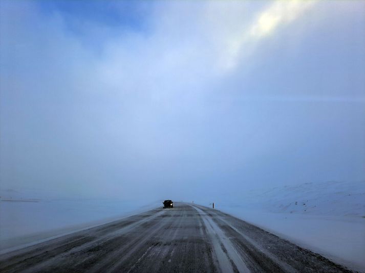 Lokað er um Holtavörðuheiði en unnið að mokstri. 