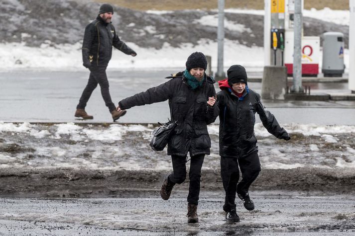 Fram til laugardags er útlit fyrir að lengst af verði hvassviðri eða stormur á landinu. Skiptist á sunnanátt með rigningu og hlýindum annars vegar og hins vegar svalari suðvestanátt með éljum eða skúrum.