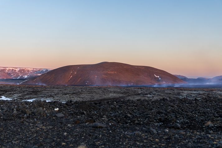 Stóra Skógfell við Grindavík. Skjálftahrinan mældist á milli þess og Sýlingarfells.